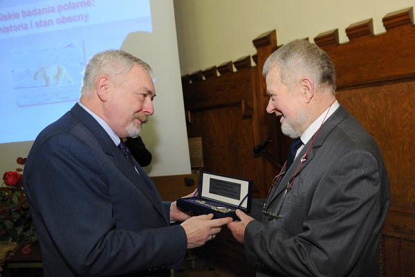 Prezydent Krakowa, Jacek Majchrowski, wręcza profesorowi Birkenmajerowi symboliczny klucz do bram miasta